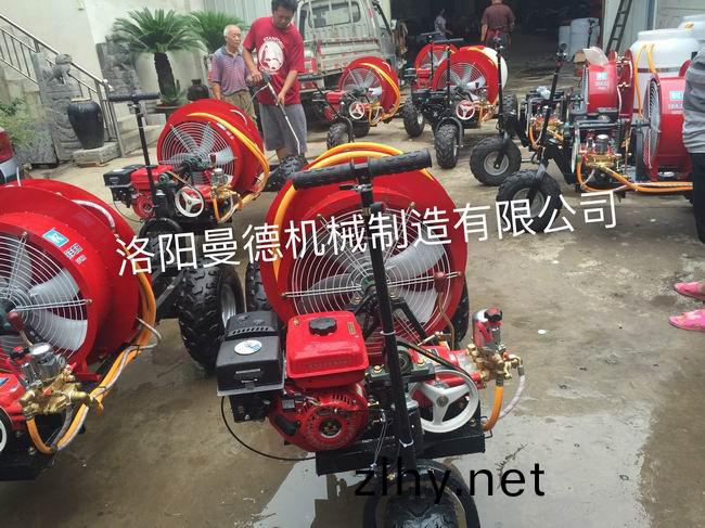 自(zi)走式風(fēng)送打(da)藥機